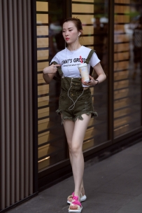 【精选街拍】Vol.1766 听歌的长腿牛仔热裤美女 [30P-125MB]