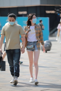 【精选街拍】Vol.1146 玻璃街拍作品 - 热裤长腿女友 [33P-388MB]